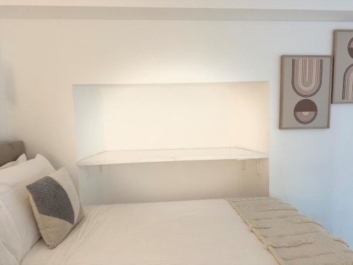 Camera moderna di A Casa di Imma Milano con testata integrata bianca, biancheria neutra e arte astratta alle pareti