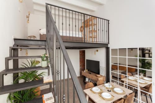 Loft moderno in Family Style presso A Casa di Imma Milano con camera in soppalco, zona pranzo e spazi living open-plan
