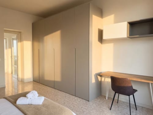 Luminoso monolocale moderno a Milano con letto, armadio, scrivania e sedia vicino all'Università Bocconi