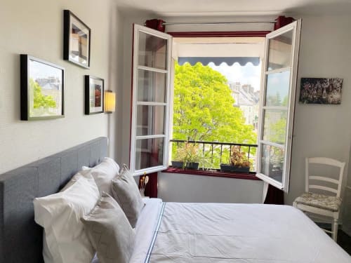 Chambre twin lumineuse à l'Hôtel le Vauban à Carentan avec portes-fenêtres ouvertes sur la canopée verte