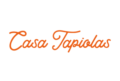 Logo Casa Tapiolas en text script taronja, una casa rural a Molló, Girona