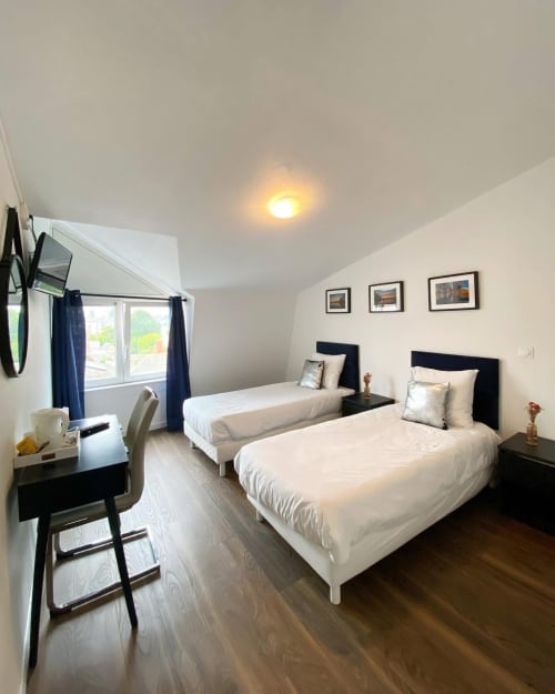 Chambre twin à l'Hôtel le Vauban à Carentan avec deux lits, bureau, fenêtre et équipements modernes