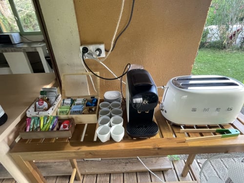Station café aux Jardins Du Soleil B&B à Avignon avec machine à espresso, grille-pain, tasses et sélection de thés