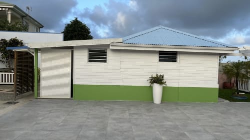Bungalow Atoll à la Résidence B&L Lagon à Sainte-Luce, façade blanche et verte, toiture bleue et terrasse aménagée