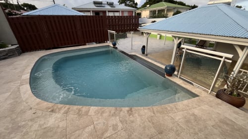Piscine extérieure de la Résidence B&L Lagon à Sainte-Luce avec terrasse carrelée, pergola couverte et vue sur jardin tropical