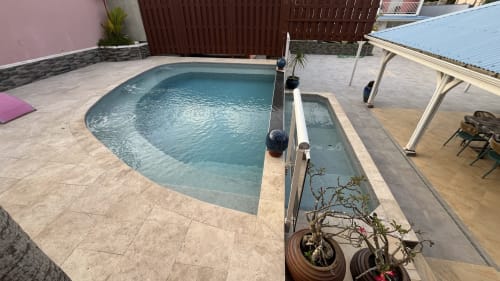 Piscine privée et terrasse du bungalow Résidence B&L Lagon, Sainte-Luce