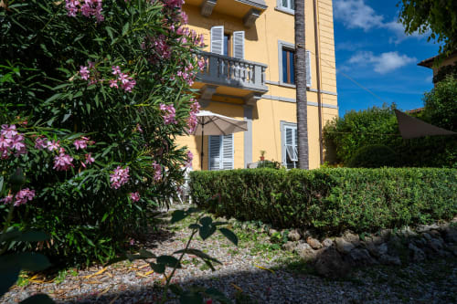 Casa gialla con fiori viola e vista sul giardino a Siena, Casa di Alfredo B&B