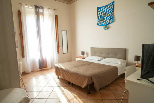 Camera luminosa di Casa di Alfredo B&B a Siena con letto matrimoniale, pavimenti in cotto e accesso al giardino