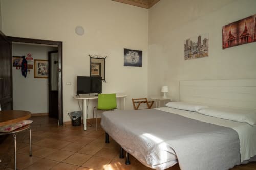 Spaziosa camera doppia a Casa di Alfredo B&B a Siena con vista sul giardino, TV, scrivania e bagno in comune
