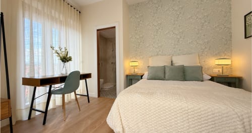 Elegante habitación doble en La Posada de las Flores con cama queen, escritorio, baño privado y luz natural