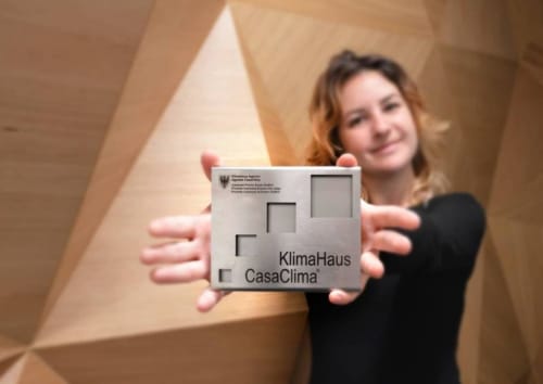 Donna con certificazione KlimaHaus CasaClima presso la struttura ricettiva Camere d'Aria a Locana