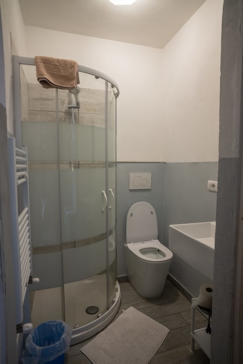 Moderno bagno della Casa di Alfredo B&B a Siena con doccia in vetro curvo, WC e lavabo