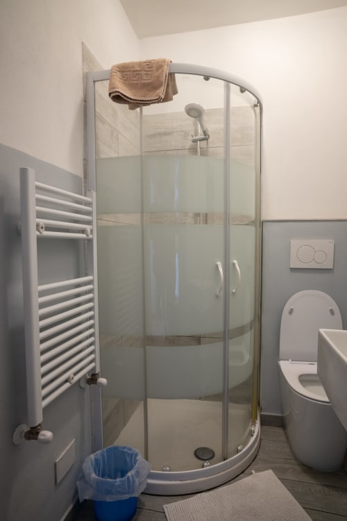 Bagno moderno con doccia in vetro curvo a Casa di Alfredo, B&B a Siena