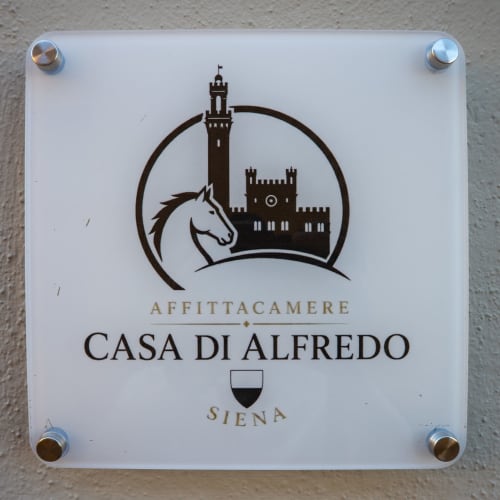 Targa Casa di Alfredo Siena con logo cavallo e castello, insegna affittacamere in Italia