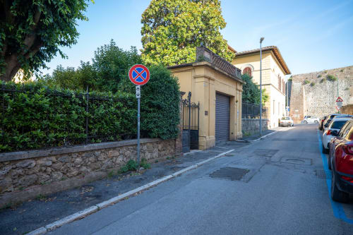 Affascinante ingresso in strada della Casa di Alfredo B&B a Siena, Italia con muri ricoperti di edera e architettura storica