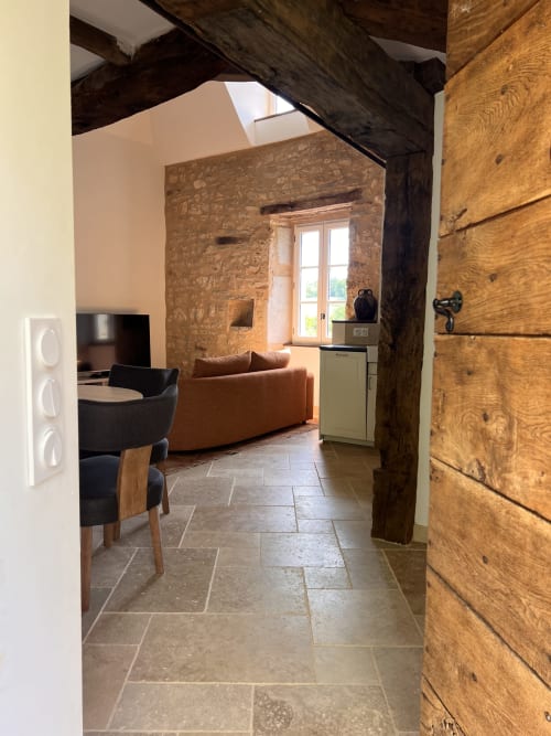 Le Cottage de Noubar BnB à Cénevières : poutres apparentes rustiques, murs en pierre, espaces confortables et équipements modernes