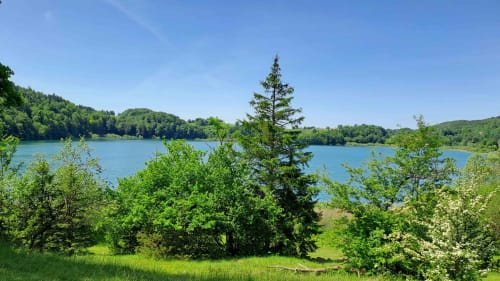Lac turquoise pittoresque entouré de forêt verte luxuriante, La Pause ô Logis près de Saint Laurent en Grandvaux