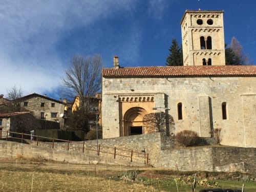 Església medieval de pedra amb campanar a Molló, Girona, voltants de Casa Tapiolas