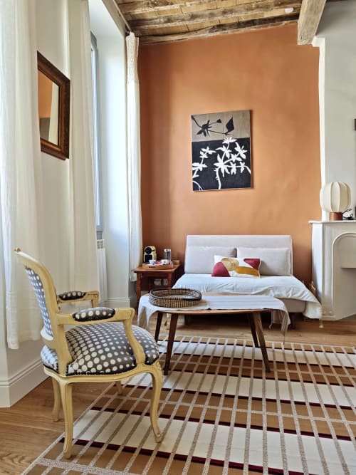 Chambre Olympe du gîte Le Rêve d'Alice à Saint-Puy : murs en terre cuite, lit contemporain et mobilier vintage