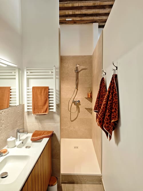 Modern bathroom in Olympe room at Le Rêve d'Alice, Saint-Puy, with walk-in shower, wooden beams, and heated towel rail