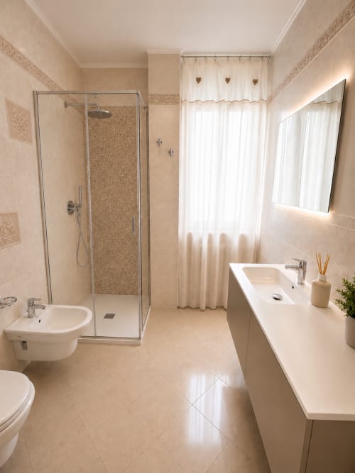 Moderno bagno dell'Appartamento Lisa presso la Residenza Sant'Antonio, Sottomarina con doccia, lavabo, WC e bidet