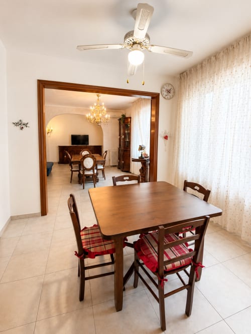 Sala da pranzo con tavolo e sedie in legno presso l'appartamento Residenza Sant'Antonio a Sottomarina, Italia