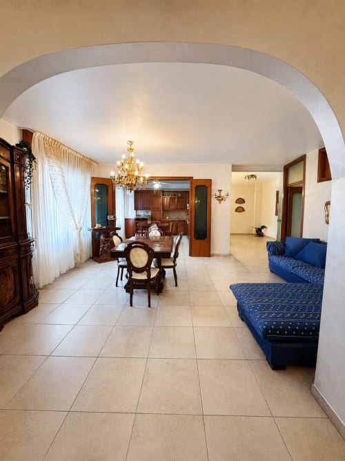 Ampio soggiorno dell'Appartamento Lisa presso Residenza Sant'Antonio, Sottomarina, con zona pranzo, divani blu e arredamento in legno