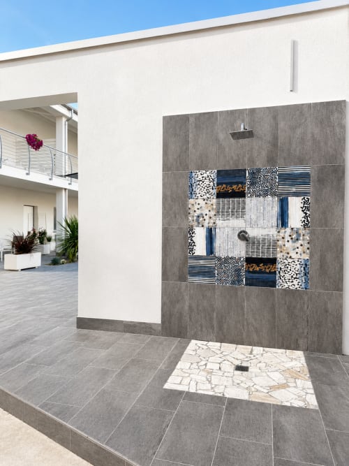 Moderna area doccia esterna con mosaico decorativo in piastrelle presso la villa Trabocchi Livings a Ortona, Italia