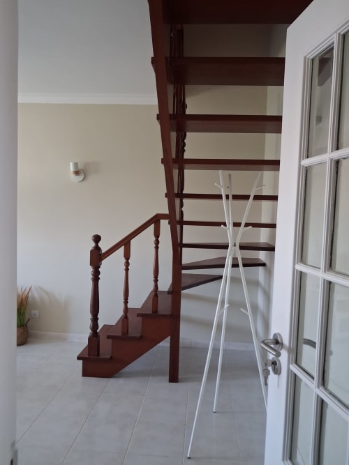 Moderne Holztreppe im Apartment Tininha da Ilha der Herberge Furnaka Village, Lourinhã Portugal