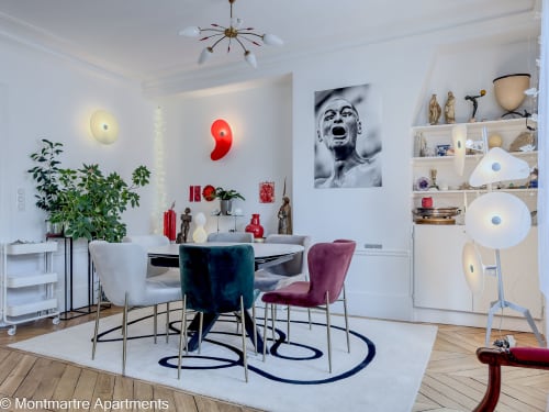 Montmartre Apartments Paradis Artistique: Modern dining area with velvet chairs, artistic black and white portrait, red