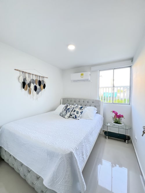 Luminosa habitación en Mar Azul By Olamar Living en Santiago de Tolú con cama queen, vista al jardín y acceso a piscina