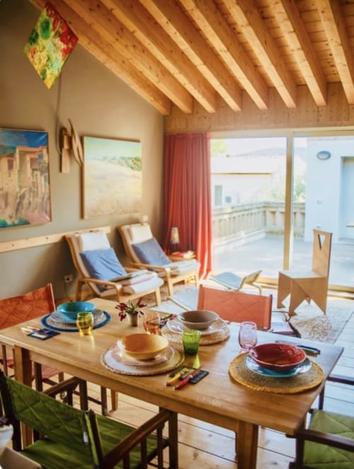 Светлая столовая Casale Artemisia B&B в Капальбио с деревянными балками, накрытым столом и выходом на террасу
