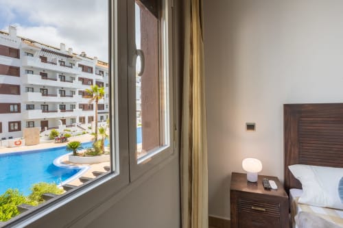 Apartamento en Los Alcázares con balcón vista piscina, vistas a la piscina del resort y edificios