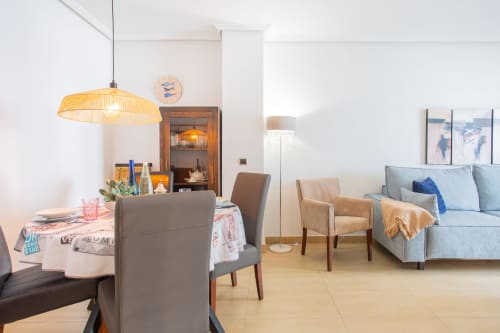 Acogedora sala de estar moderna con comedor, asientos confortables y cocina americana en Haus Holiday Homes, Los Alcázares