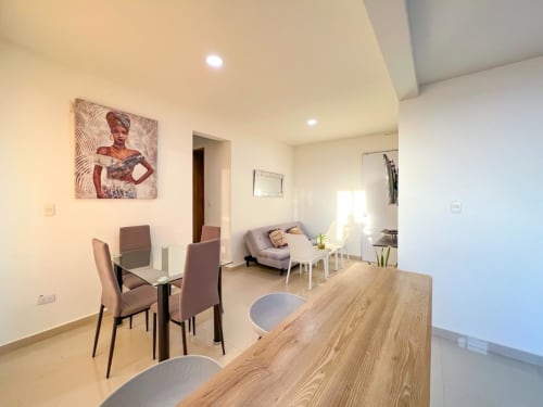 Sala de estar moderna en Olamar Living, Coveñas, con comedor, sofá y decoración caribeña