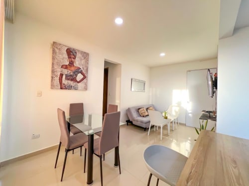 Sala de estar moderna en Olamar Living, Coveñas con comedor, sofá y decoración caribeña