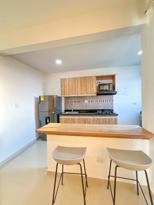 Cocina moderna con barra de desayuno en el apartamento Olamar Living de Coveñas, Colombia