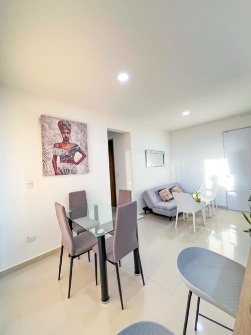 Moderna sala de estar en Coveñas con comedor, sofá y decoración contemporánea con vistas al Caribe