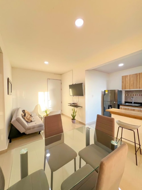 Moderna cocina y sala de estar en Olamar Living, Coveñas, con comedor, electrodomésticos de acero inoxidable y vista costera
