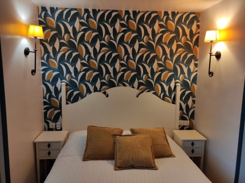 Chambre élégante de l'Hôtel Le Pavillon Saint Martin avec tête de lit blanche, papier peint bleu et or motifs assortis