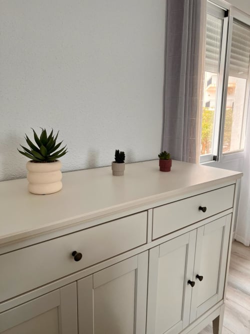 Cómoda blanca con tres suculentas en maceta en el apartamento Casa Gil de ATTC International vacations, Águilas España