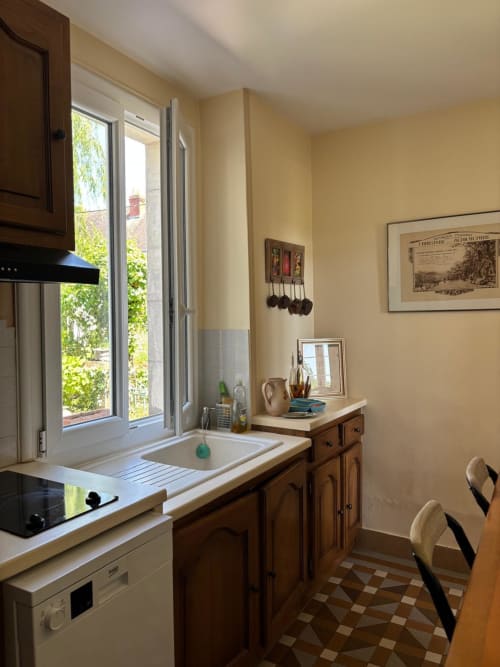 Cuisine lumineuse avec évier donnant sur le jardin au Domaine Aurore de Beaufort B&B à Saint-Martin-le-Beau, France