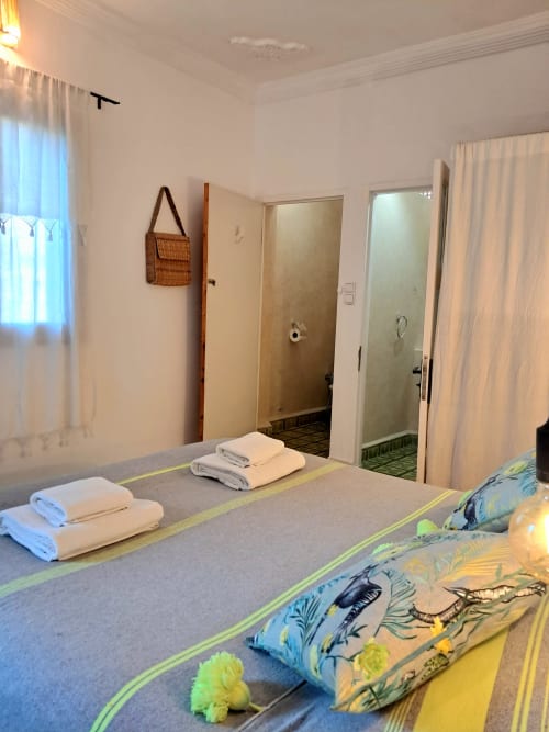 Spacious double bedroom at Vent Des Dunes & Spa in Essaouira with twin beds, fresh towels, and en-suite bathroom access