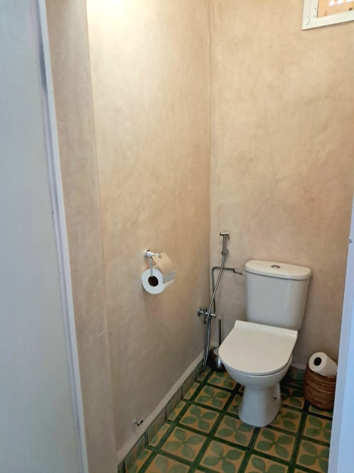 Modern bathroom in Chambre Double Balcon Eucalyptus at Vent Des Dunes & Spa, Essaouira with toilet, bidet shower, and tiled