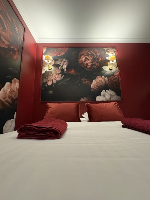 Chambre luxueuse au Domaine Des Hêtres : murs bourgogne, œuvres florales, draps blancs et vue sur jardin