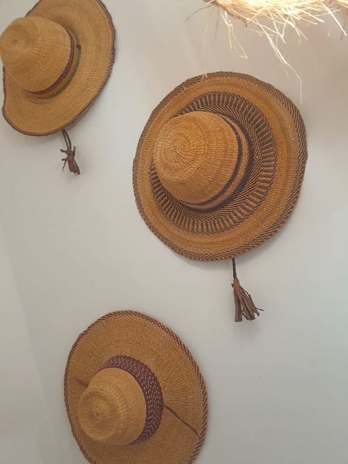 Decorative woven straw hats and dried grasses adorn the wall of Chambre Double Supérieure at Vent Des Dunes & Spa, Essaouira