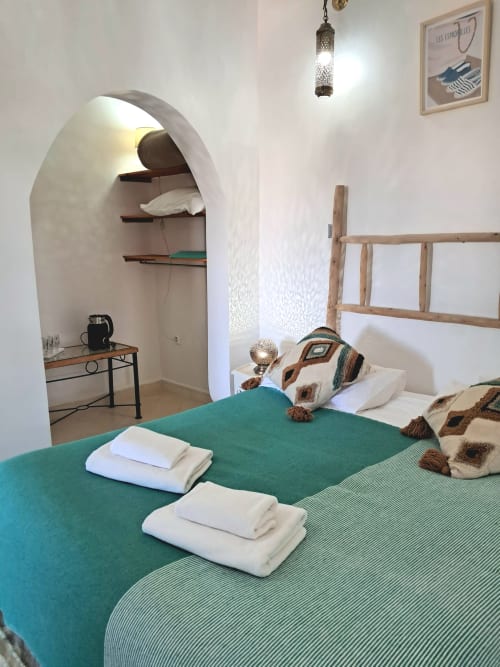 Chambre Triple Balcon Thuya at Vent Des Dunes & Spa, Essaouira with turquoise bedding, arched alcove, and modern amenities