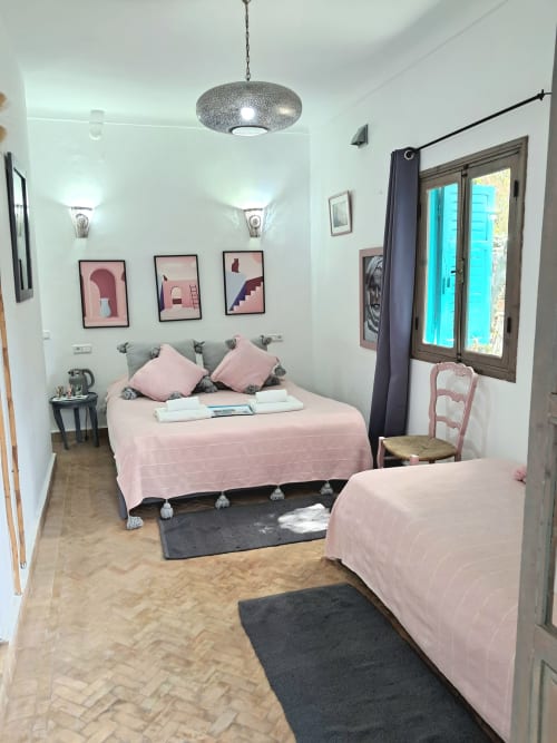 Triple bedroom with pink bedding, modern décor, and garden view at Vent Des Dunes & Spa, Essaouira