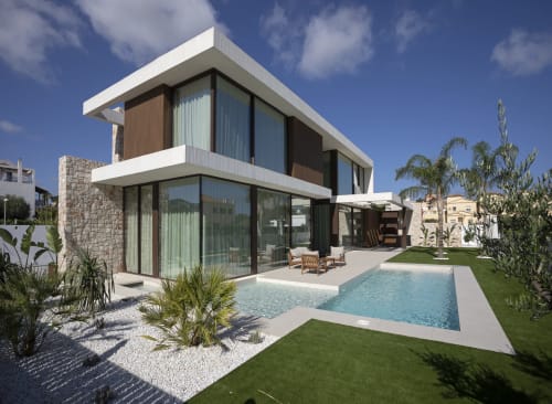 Villa moderna en Riurau Home, Calp con piscina privada, terraza y jardín ajardinado bajo cielo azul