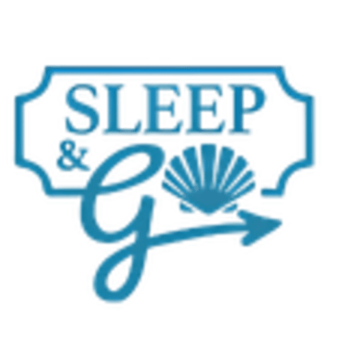 Logotipo do Sleep & Go hostel com design de concha e seta, alojamento em Esposende Portugal